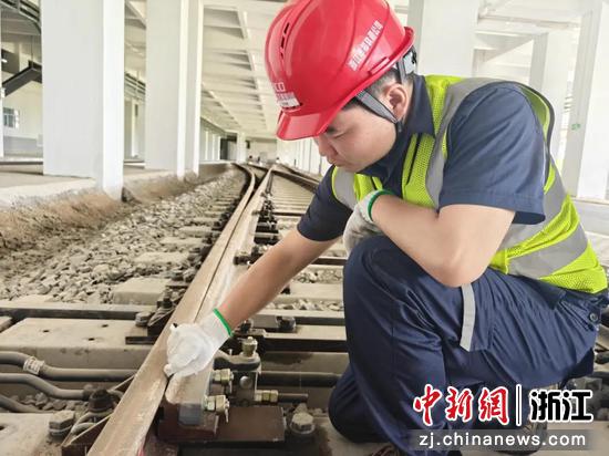 赏旭胜对道岔密贴状态进行测量。浙江交通集团幸福轨道公司 供图 赏旭胜对道岔密贴状态进行测量。浙江交通集团幸福轨道公司 供图