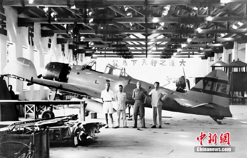 1942年，柳机工程师支援美国飞虎队修理俘获的日本零式战斗机。刘丽虹提供