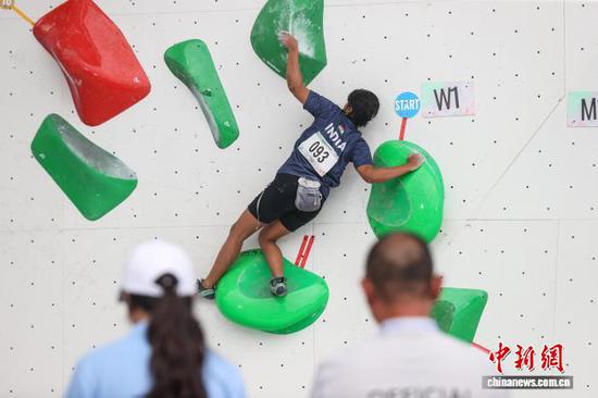 图为U19女子攀石资格赛。 记者 瞿宏伦 摄 图为U19女子攀石资格赛。 记者 瞿宏伦 摄