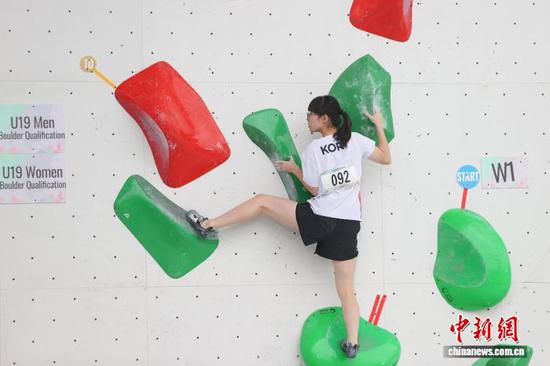 图为U19女子攀石资格赛。 记者 瞿宏伦 摄 图为U19女子攀石资格赛。 记者 瞿宏伦 摄