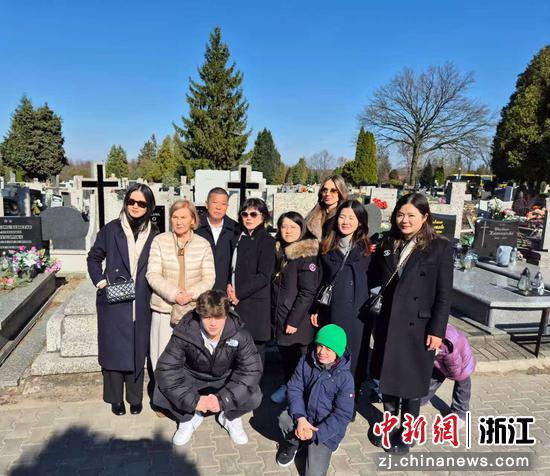 卓旭光与家人为祖父扫墓 作者供图