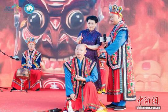 现场举行表演活动。铜仁市沿河县工业和商务局 供图 现场举行表演活动。铜仁市沿河县工业和商务局 供图