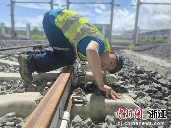 许家辉开展轨道线路高低检查。浙江交通集团幸福轨道公司 供图 许家辉开展轨道线路高低检查。浙江交通集团幸福轨道公司 供图