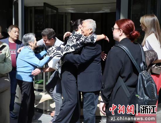 姑妈堂兄弟等亲人在青田老家同卓旭光父母，兄妹相见 作者供图