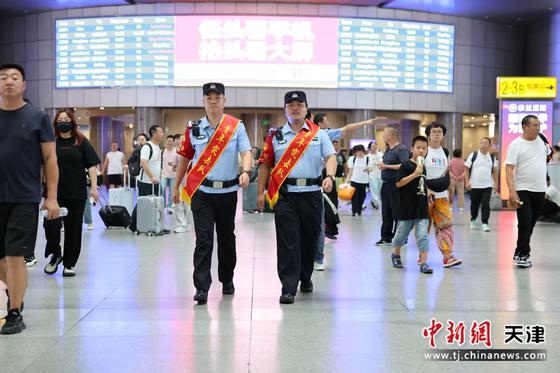 图为青年突击队队员在车站候车大厅执勤，服务重点旅客，解答旅客疑问。（北京铁路公安局天津公安处供图）