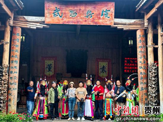 202多彩贵州·第十八届中国原生态国际摄影大展中外摄影师走进安顺市平坝区天龙屯堡。王丹丹 摄 202多彩贵州·第十八届中国原生态国际摄影大展中外摄影师走进安顺市平坝区天龙屯堡。王丹丹 摄