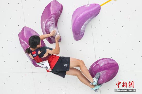 8月21日，中国队034号选手卢一镜在女子攀石决赛中。当日，在贵州省贵阳市贵州·彩湖国际攀岩中心举行的2025亚洲青年攀岩锦标赛迎来U17攀石项目男子/女子决赛。中新社记者 瞿宏伦 摄