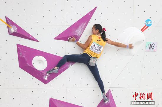 8月21日，中国香港队053号选手CHEN Sing Sen在女子攀石决赛中。当日，在贵州省贵阳市贵州·彩湖国际攀岩中心举行的2025亚洲青年攀岩锦标赛迎来U17攀石项目男子/女子决赛。中新社记者 瞿宏伦 摄