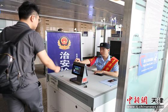 图为天津站派出所青年突击队民警在进站口开展进站核查工作。（北京铁路公安局天津公安处供图）