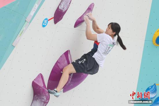 8月21日，韩国队050号选手KIM Gyurin在女子攀石决赛中。当日，在贵州省贵阳市贵州·彩湖国际攀岩中心举行的2025亚洲青年攀岩锦标赛迎来U17攀石项目男子/女子决赛。中新社记者 瞿宏伦 摄