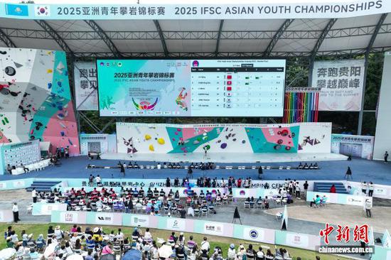 8月21日，航拍比赛现场。当日，在贵州省贵阳市贵州·彩湖国际攀岩中心举行的2025亚洲青年攀岩锦标赛迎来U17攀石项目男子/女子决赛。（无人机照片）中新社记者 瞿宏伦 摄
