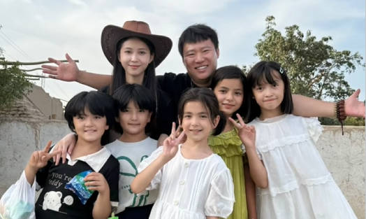 你是哪个民族的？新疆小姑娘：中华民族！