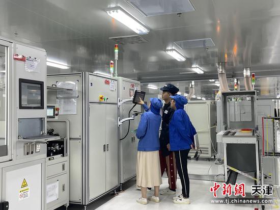 图为经纬恒润工作人员进行设备调试。江莹 摄
