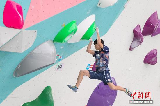 8月21日，日本队013号选手OKUHATA Naru在男子攀石决赛中。当日，在贵州省贵阳市贵州·彩湖国际攀岩中心举行的2025亚洲青年攀岩锦标赛迎来U17攀石项目男子/女子决赛。中新社记者 瞿宏伦 摄