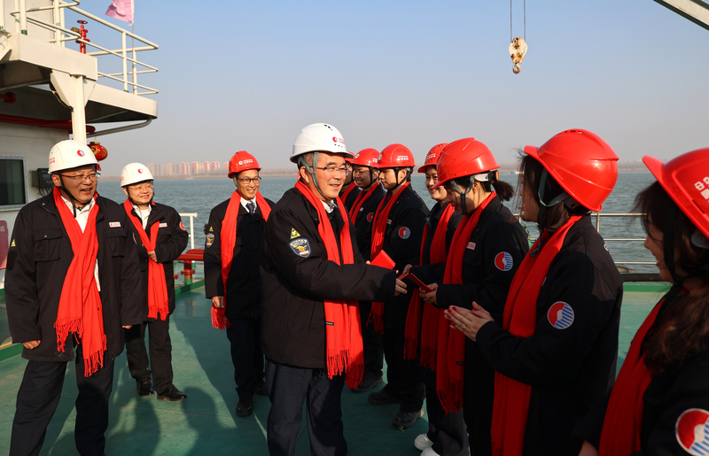 ▲2025年春节,刘明辉(左四)赴基层慰问一线员工。 ▲2025年春节,刘明辉(左四)赴基层慰问一线员工。