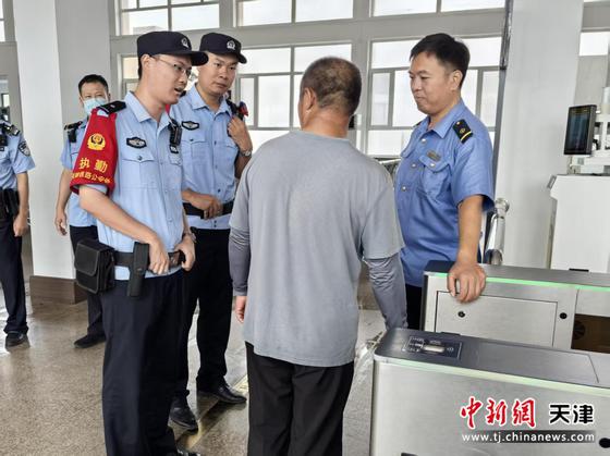 图为北京铁路公安局天津公安处派出所民警在向旅客解释安检工作规范要求。（北京铁路公安局天津公安处供图）