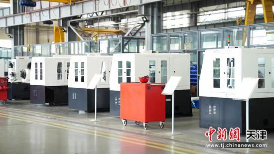 图为天津一机生产车间内高效运转的数控化智能机床。（天津市西青区委宣传部 供图）