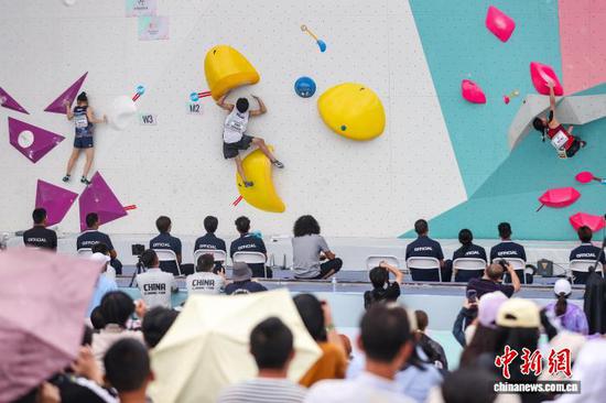 8月21日，U17攀石项目男子/女子决赛现场。当日，在贵州省贵阳市贵州·彩湖国际攀岩中心举行的2025亚洲青年攀岩锦标赛迎来U17攀石项目男子/女子决赛。中新社记者 瞿宏伦 摄