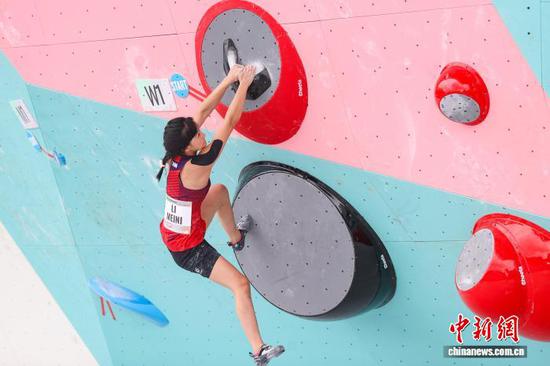 8月21日，中国队047号选手李美妮在女子攀石决赛中。当日，在贵州省贵阳市贵州·彩湖国际攀岩中心举行的2025亚洲青年攀岩锦标赛迎来U17攀石项目男子/女子决赛。中新社记者 瞿宏伦 摄