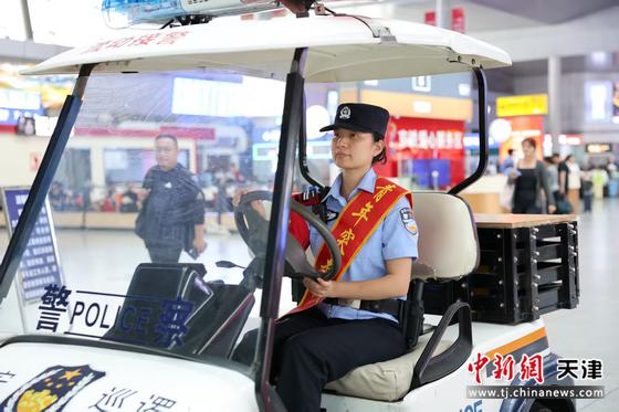 图为天津站派出所青年突击队队员在车站候车大厅驾驶巡逻车开展巡视工作，守护旅客安全。（北京铁路公安局天津公安处供图）