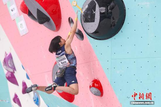8月21日，日本队038号选手NAKAMURA Marin在女子攀石决赛中。当日，在贵州省贵阳市贵州·彩湖国际攀岩中心举行的2025亚洲青年攀岩锦标赛迎来U17攀石项目男子/女子决赛。中新社记者 瞿宏伦 摄
