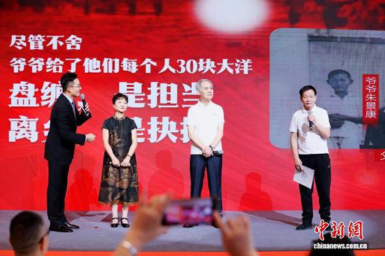 图为启动仪式现场,主持人采访抗战研究专家和后人代表。 主办方供图 图为启动仪式现场,主持人采访抗战研究专家和后人代表。 主办方供图