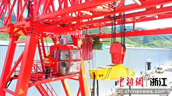 王敏进入龙门吊操作室。浙江交通集团  供图 王敏进入龙门吊操作室。浙江交通集团  供图