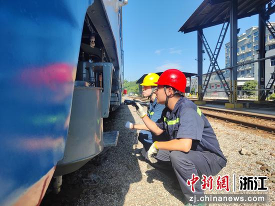 林嘉豪(右一)和肖扬对车辆进行检修。仲楠 供图 林嘉豪(右一)和肖扬对车辆进行检修。仲楠 供图