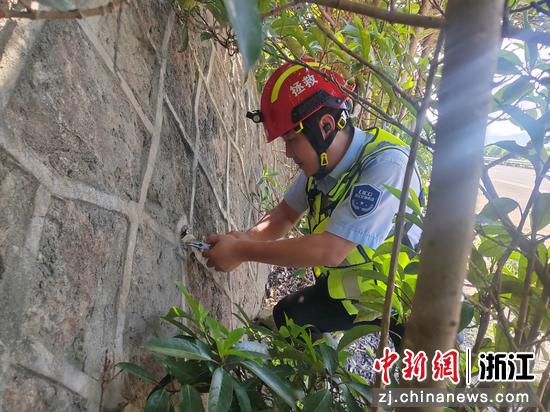 彭龙宇清理高速边坡排水孔。浙江交通集团高速公路台州管理中心 供图 彭龙宇清理高速边坡排水孔。浙江交通集团高速公路台州管理中心 供图