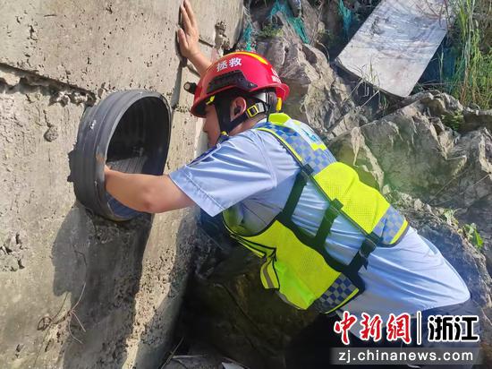 彭龙宇清理雨水排水沟。浙江交通集团高速公路台州管理中心 供图 彭龙宇清理雨水排水沟。浙江交通集团高速公路台州管理中心 供图