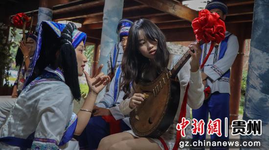 图为交流团一行在兴义万峰林体验八音乐器。李和江 摄 图为交流团一行在兴义万峰林体验八音乐器。李和江 摄