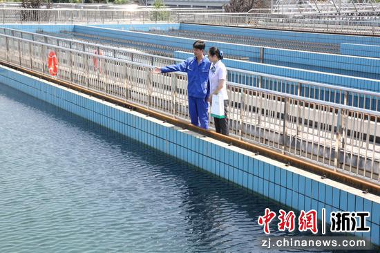 农行浙江分行工作人员在企业了解污水处理设施运行情况,助力化工和电镀行业企业转型升级。农行浙江分行 供图 农行浙江分行工作人员在企业了解污水处理设施运行情况,助力化工和电镀行业企业转型升级。农行浙江分行 供图