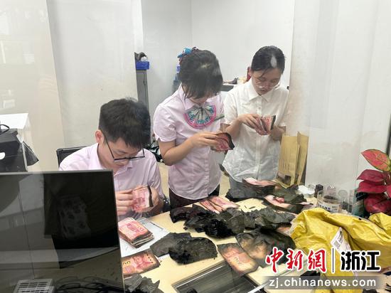 工作人员清点鉴定火烧残币。&nbsp;陈庭庭&nbsp;供图