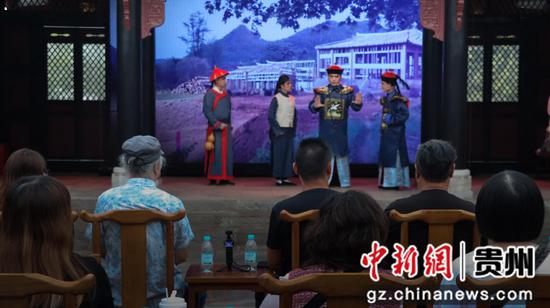 图为交流团一行在安龙观看黔剧《知府添灯油》。李和江 摄 图为交流团一行在安龙观看黔剧《知府添灯油》。李和江 摄