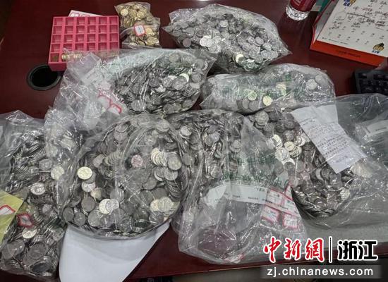 周女士的硬币。 沈晓焰 供图 周女士的硬币。 沈晓焰 供图