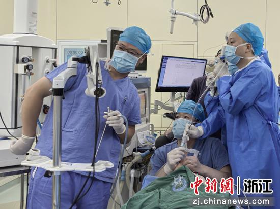 医生团队为患者取铁钉。杭州市儿童医院供图 医生团队为患者取铁钉。杭州市儿童医院供图