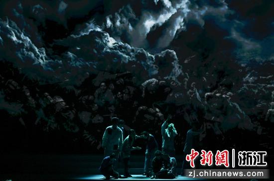 图为:主题话剧《沈钧儒》。中新社记者 王刚 摄