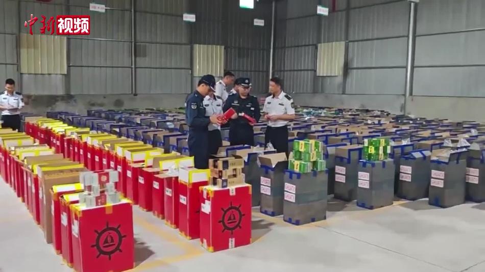 广西海警查获案值千万走私香烟
