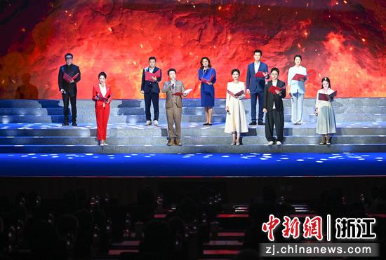 图为:《团结奋斗·共忆峥嵘》主题朗诵。中新社记者 王刚 摄