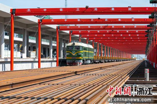 长轨车进存梁区准备装长轨。胡肖飞 供图 长轨车进存梁区准备装长轨。胡肖飞 供图