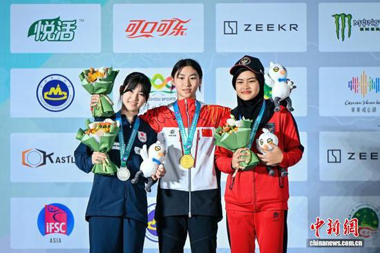 8月23日晚，中国队选手王春优璇(中)获得U17速度项目女子金牌。 赛事组委会供图