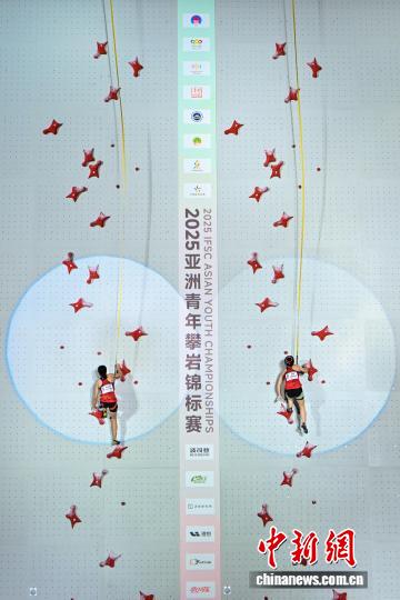 8月23日晚，中国队选手王宇婷(左)、史娇铝在U19速度项目女子决赛中。 赛事组委会供图