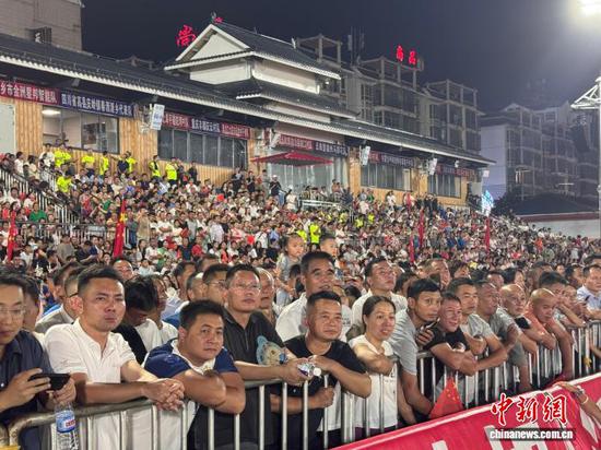 图为8月23日,“村超”全国赛总决赛现场,观众挤满球场观看比赛。中新网记者袁超 摄 图为8月23日,“村超”全国赛总决赛现场,观众挤满球场观看比赛。中新网记者袁超 摄