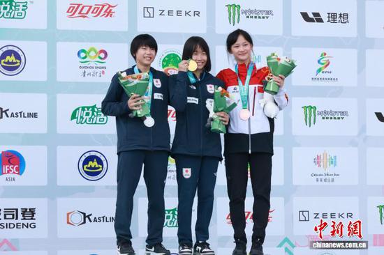 8月24日，U17女子难度赛决赛颁奖现场。 曾晋琪 摄
