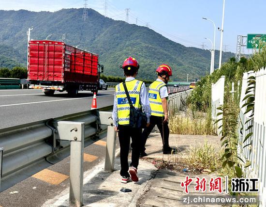 陈信波和徒弟开启巡检。浙江交通集团高速公路杭州南管理中心 供图 陈信波和徒弟开启巡检。浙江交通集团高速公路杭州南管理中心 供图