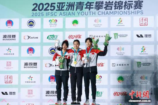 8月23日晚，中国队选手蒙世雪、史娇铝、王宇婷分别获得U19速度项目女子金银铜牌。 曾晋琪 摄