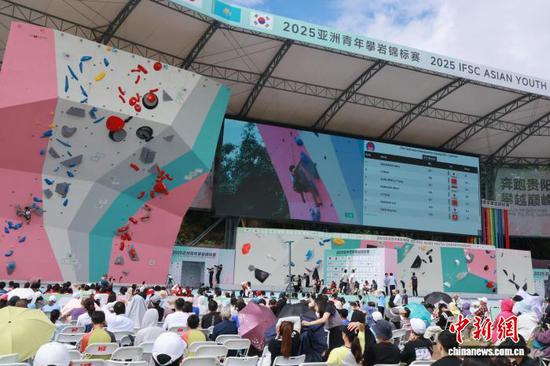 8月24日，在贵州省贵阳市贵州·彩湖国际攀岩中心举行的2025亚洲青年攀岩锦标赛迎来U17难度项目男子/女子决赛。图为比赛现场。 曾晋琪 摄