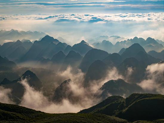 阿西里西·二台坡 云海草原美景 。陈春志 摄 阿西里西·二台坡 云海草原美景 。陈春志 摄