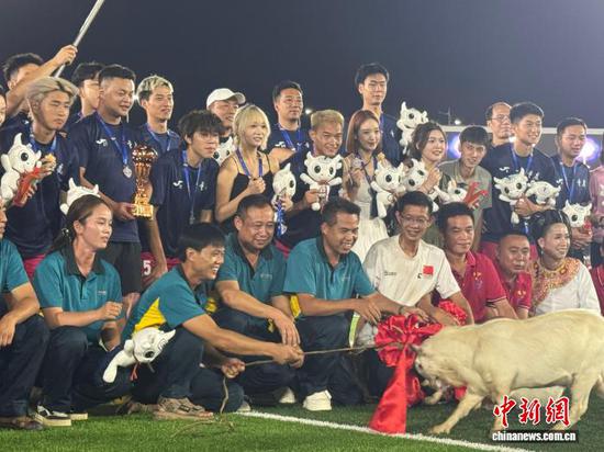 图为8月23日晚,“村超”全国赛总决赛颁奖仪式,获奖球队和榕江各行业代表合影。中新网记者袁超 摄 图为8月23日晚,“村超”全国赛总决赛颁奖仪式,获奖球队和榕江各行业代表合影。中新网记者袁超 摄