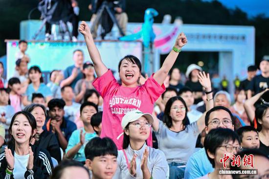 8月23日晚，现场观众为选手加油助威。 赛事组委会供图